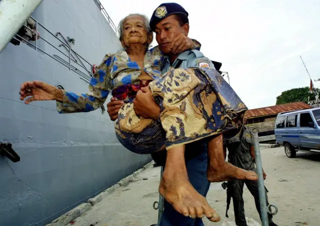 Pembersihan etnis yang kejam, yang telah merenggut nyawa lebih dari 400 pemukim Madura dan memaksa puluhan ribu orang mengungsi, terjadi tanpa banyak campur tangan dari polisi maupun tentara, kata para pengamat.