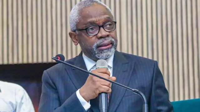 Cheta na onyeisi ụlọọrụ ahụ bụ Adeniyi Adeyemi na-ebo ebubo na ya nyere Gbajabiamila ego aka azụ iji nweta ọkwa ahụ