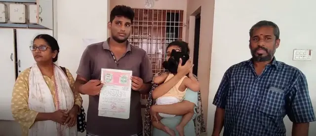 குடும்பத்தினருடன் துர்கா தேவி