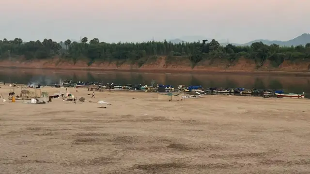 శబరినది, ఒడ్డు, బోటు ఇళ్లు