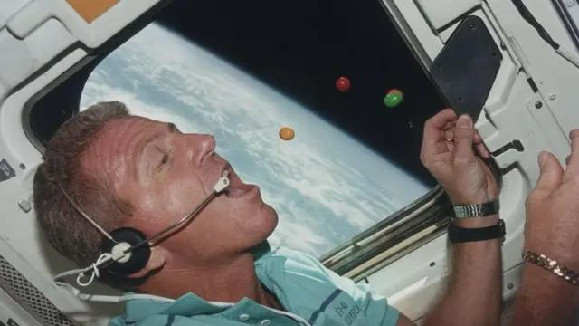 ஈர்ப்பு விசை இல்லாத சூழ்நிலையில் சாப்பிடுவது வேடிக்கையாக இருக்கும்