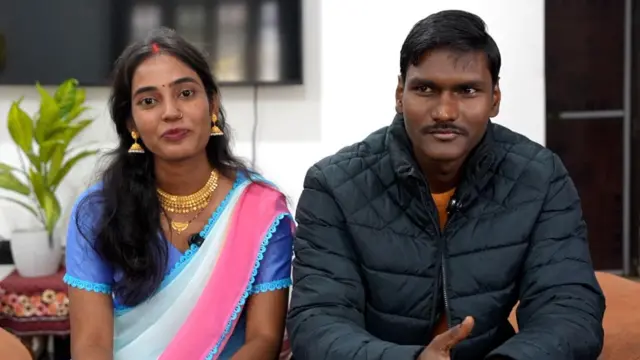 ሪሽአብህ ራጅፑት እና ሶናሊ ቾውክሰይ ሰርጋቸው ላይ ቁጭ ብለው