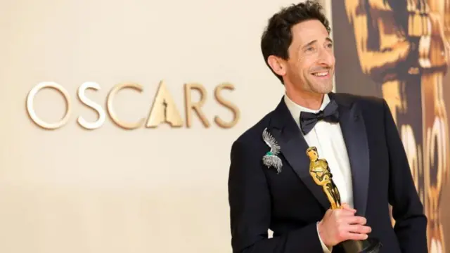 Adrian Brody posa para os fotógrafos com o Oscar de melhor ator