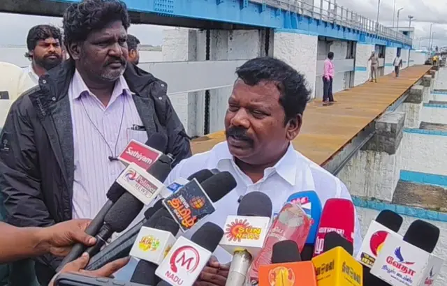 செம்பரம்பாக்கம் ஏரியில் புதன்கிழமை ஆய்வு செய்தபின்னர் செய்தியாளர்களிடம் செல்வப்பெருந்தகை பேசினார் 