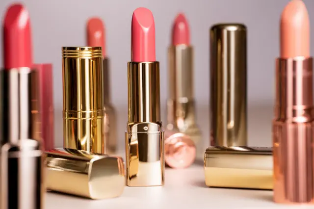 या वादाला कारणीभूत आहे, त्यांची लिपस्टिक! 15 वर्षे एकाच ठिकाणी काम करणाऱ्या माधवी यांची नुकतीच कामाच्या ठिकाणाहून दुसरीकडे बदली झाली. त्यामागेही लिपस्टिकचे कारण असल्याचे त्यांचे म्हणणे आहे.