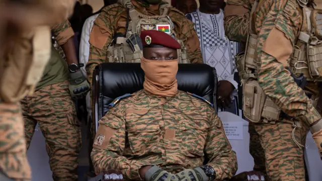 Onyeagha ji ọkwa onyeisiala mba Burkina Faso bụ Ibrahim Traore yi uwe ndịagha kpuchie imi ya ma nọrọdụ ebe ndịagha ya gbara ya gburu gburu.