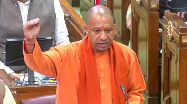 उत्तर प्रदेश विधानसभा में राज्य के मुख्यमंत्री योगी आदित्यनाथ 