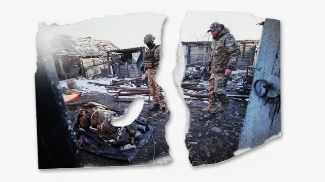 Российские военные рядом с разрушенным домом смотрят на тело погибшего украинского военного