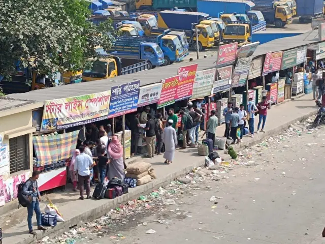 টিকেট কাটছেন ঘরমুখো মানুষ, স্থান - নারায়ণগঞ্জ