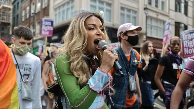 Una mujer trans en una manifestación en Londres. 