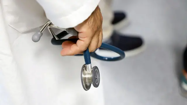 Foto ilustrasi. Seorang dokter sedang memegang stetoskop. 