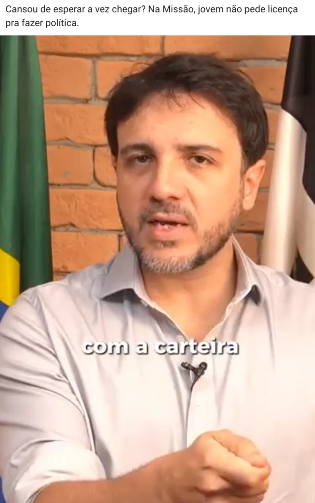Print de anúncio com Renan Santos usando camisa branca e tentando atrair o eleitorado da geração Z. Atrás dele, há uma bandeira do Brasil