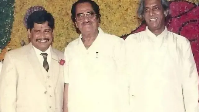 కరీం లాలా (మధ్యలో ఉన్న వ్యక్తి), హాజీ మస్తాన్ (కుడి వైపు వ్యక్తి)