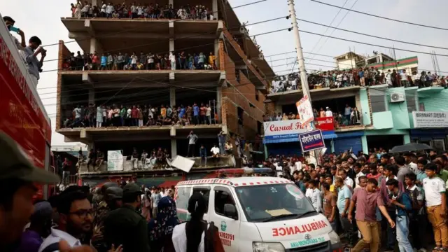 አደጋው በደረሰበት አቅራብያ በሚገኝ ሕንጻ ላይ ሰዎች ተሰብስበው ሲመለከቱ