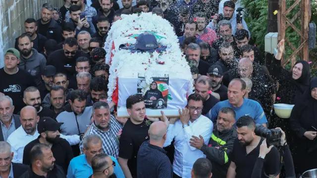 Sahrana novinarke Amal Halil koja je ubijena u jednom od izraelskih napada u Libanu