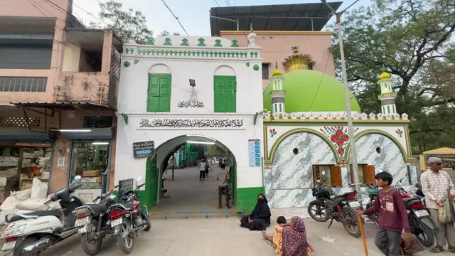 मालेगावात याच मशिदीच्या परिसरात 2006 साली साखळी स्फोट झाले होते. 