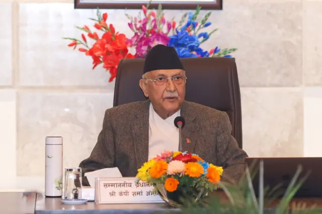 बालुवाटारमा आयोजित मन्त्रिपरिषद् बैठकमा प्रधानमन्त्री केपी ओली