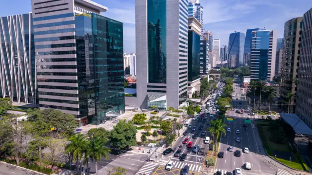Vista aérea da avenida Brigadeiro Faria Lima, no Itaim Bibi, com difícios comerciais icônicos ao fundo, com vidro espelhado.