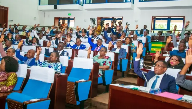 Des députés votent une loi au Togo