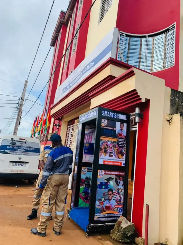 Le dispositif Smart School installé à l'entrée d'un collège à Conakry