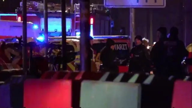 سيارات شرطة وإسعاف 