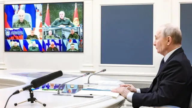 Владимир Путин на фоне экрана, на котором видны командиры и глава Беларуси Александр Лукашенко