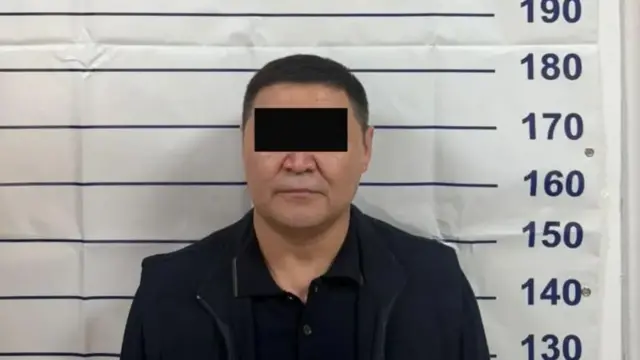 Hibsga olingan Tashievning ko'zlari qora bilan berkitilgan surati