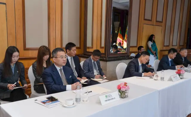 චීනයේ රාජ්‍ය හා පෞද්ගලික සමාගම් විසින් සංවිධානය කර තිබු "ආයෝජන සැසිය"