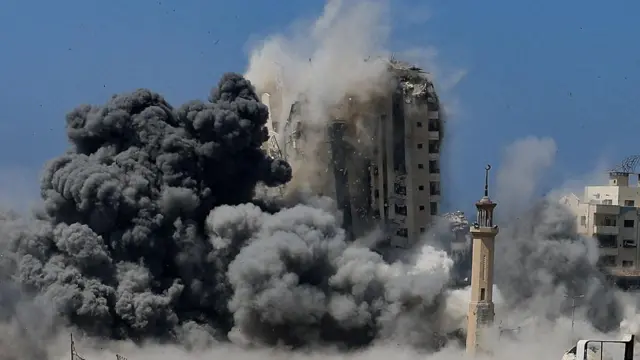 حرب غزة: الجيش الإسرائيلي يصدر تحذيراً لسكان برج "مكة" قبل قصفه، بعد استهدافه برجاً آخر ضمن حملة لاستهداف مبانٍ متعددة الطوابق في المدينة - BBC News عربي