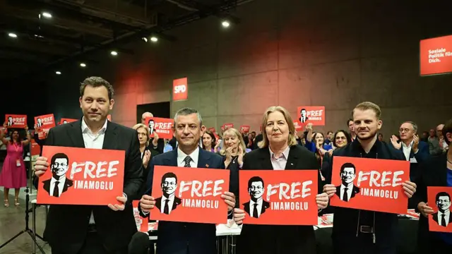 (Soldan sağa) SPD Genel Başkanı ve Başbakan Yardımcısı Lars Klingbeil, CHP Genel Başkanı Özgür Özel, SPD'nin yeni eş başkanı Bärbel Bas ve yeni SPD Genel Sekreteri Tim Kluessendorf ellerinde "free imamoğlu" (imamoğlu'na özgürlük) pankartları tutuyor, 28 Haziran 2025, Berlin. 