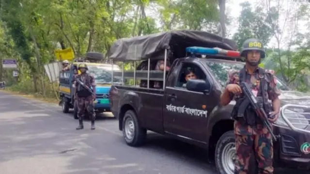 বিজিবি সদস্যরা রাস্তায় টহল দিচ্ছেন।