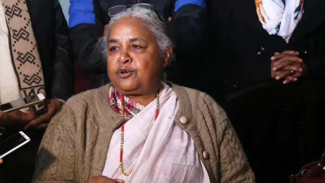 تصویر خانم کارکی نخست‌وزیر جدید نپال نشسته در حال گفت‌وگو با خبرنگاران.