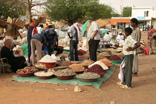 صورة أرشيفية لسوق الخضروات والفاكهة في مدينة الأُبيّض.