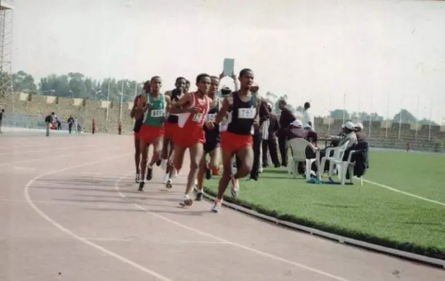 ተስፋይ ደሳለ [ኣብ ቅድሚት ዘሎ] ምስ  ስሙያት ኣትሌታት ውድድር ኣናኣካየደ