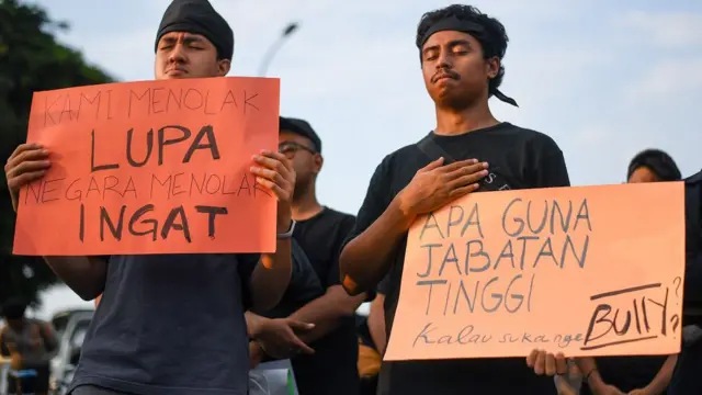 Aksi Kamisan dalam rangka memperingati 25 tahun Reformasi tersebut mendesak pemerintah menegakkan supremasi hukum dan HAM. 