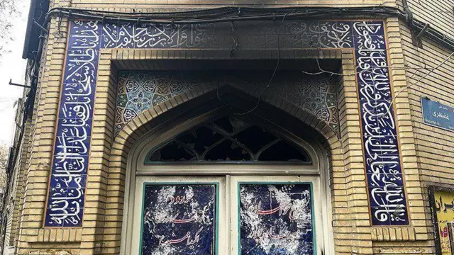 تسنیم نیوز ایجنسی کی طرف سے جاری کردہ ایک اور مسجد کی تصویر جسے نذر آتش کیا گیا