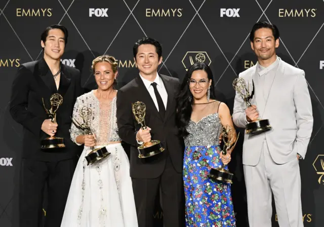 Али Вонг и Стивен Ян (в центре) с коллегами по сериалу «Грызня» — Янгом Мазино, Марией Белло (слева) и Джозефом Ли