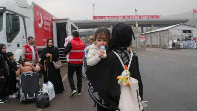 Cilvegözü Gümrük Kapısı'nda kucağında bebeğini taşıyan bir Suriyeli kadın.