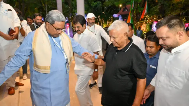 প্রবীণ আরজেডি নেতা লালুপ্রসাদকে স্বাগত জানাচ্ছেন সিদ্দারামাইয়া