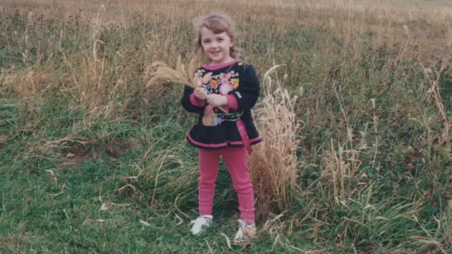 Amanda en su casa de infancia en los años 90.