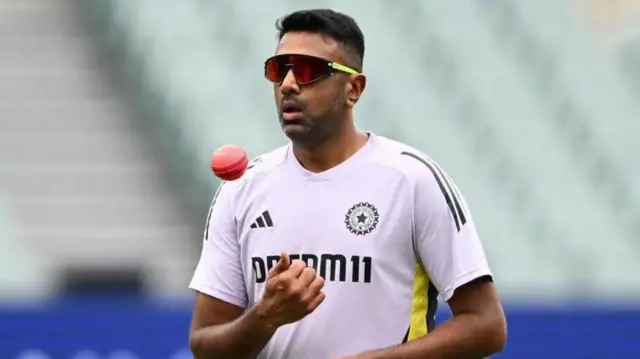 भारत के पूर्व स्पिन बॉलर आर अश्विन ने बताया है कि उस्मान तारिक़ की गेंदों को कैसे खेलना चाहिए