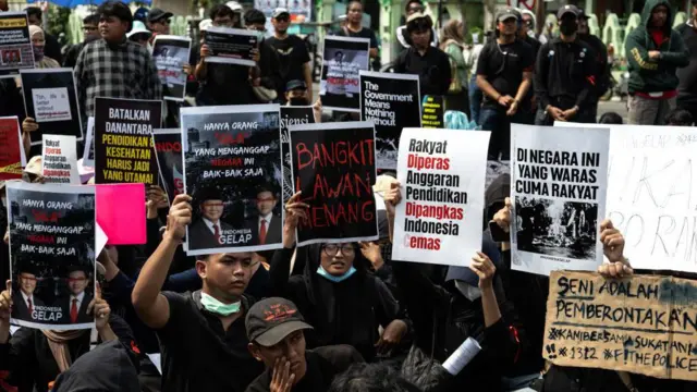 Badan Eksekutif Mahasiswa Universitas Seluruh Indonesia menggelar aksi protes Indonesia Gelap secara nasional terhadap pemotongan anggaran di bidang administrasi publik dan sektor pendidikan yang mendukung program-program unggulan pemerintahan Prabowo.