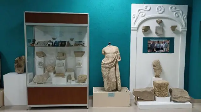 Фрагменты античной скульптуры колонн в музее