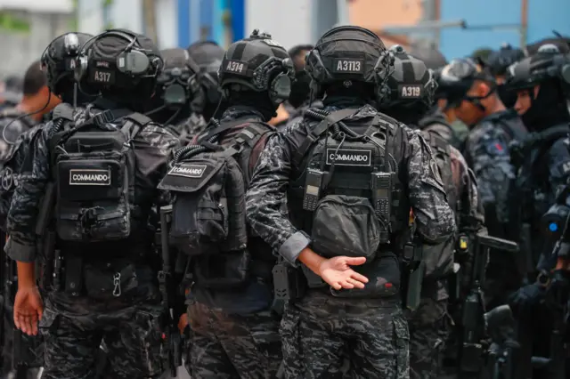 ตำรวจและคอมมานโดร่วม 100 นาย เข้ารับมือสถานการณ์