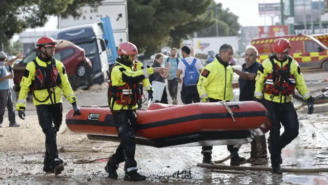 Іспанські пожежники несуть надувний човен після пошуку жертв в Альфафарі, провінція Валенсія, Іспанія, 1 листопада 2024 року