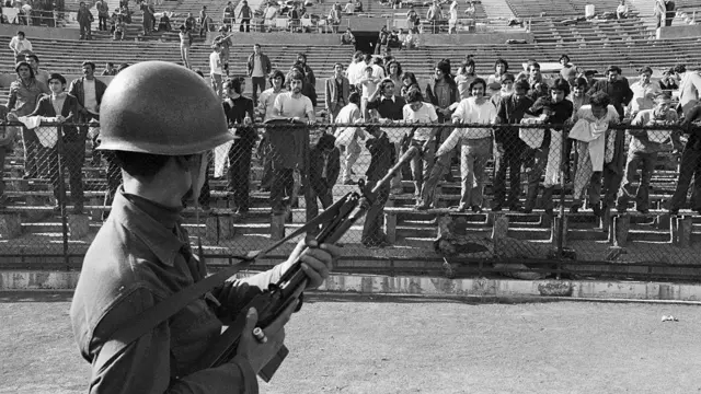 Oficial monta guarda no Estádio Nacional, que depois do golpe se tornou um centrogauchao 2024 tabeladetenção