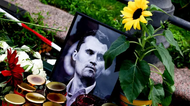 Velas e flores foram colocadas diante de uma foto do ativista político americano assassinado Charlie Kirk durante uma vigília em memória de sua morte, em Berlim, Alemanha.
