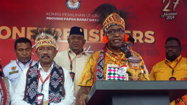 Bakal calon Gubernur-Wakil Gubernur Papua Barat Daya, Bernard Sagrim (kedua kanan) dan Sirajudin Bauw (kedua kiri) berpotensi melawan kotak kosong dalam pemilihan gubernur.