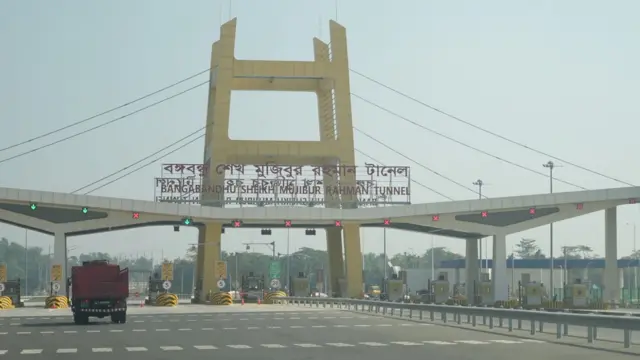 কর্ণফুলী টানেলে ঢোকার রাস্তা।