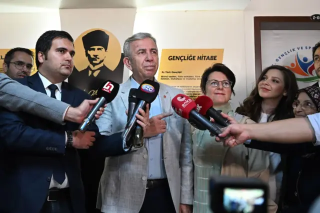 Mansur Yavaş gazetecilere açıklama yaparken 